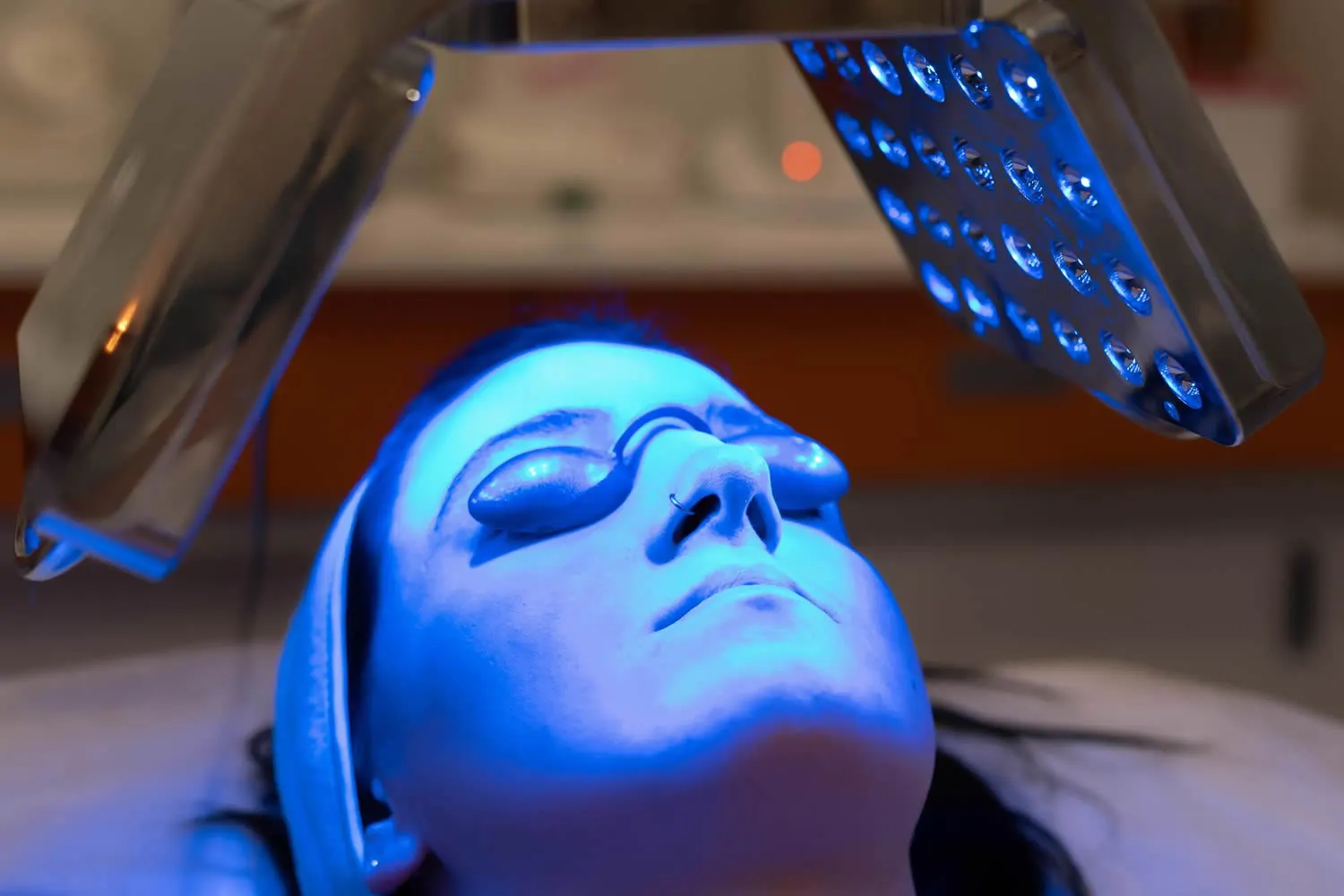medical dermatology woman woman-having-blue-led-light-facial-therapy-at-dermatology-office